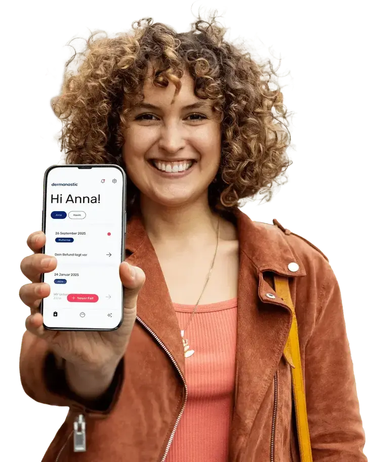 Hero_image_New_Minified Frau mittleren Alters hält Smartphone in die Kamera mit dem dermanostic Homescreen
